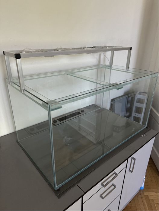 Vând acvariu complet