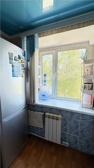 продам 2 комнатную с мебелью