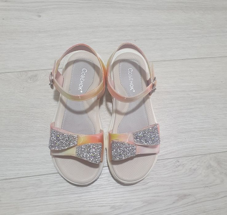 Босоножки на девочку 8-9 лет( 36 размер)