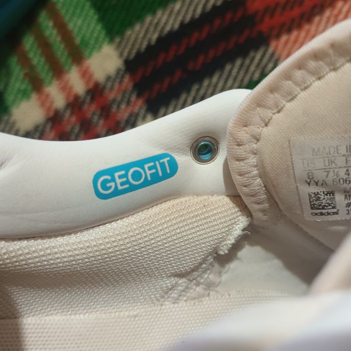 Тенис маратонки за червено.