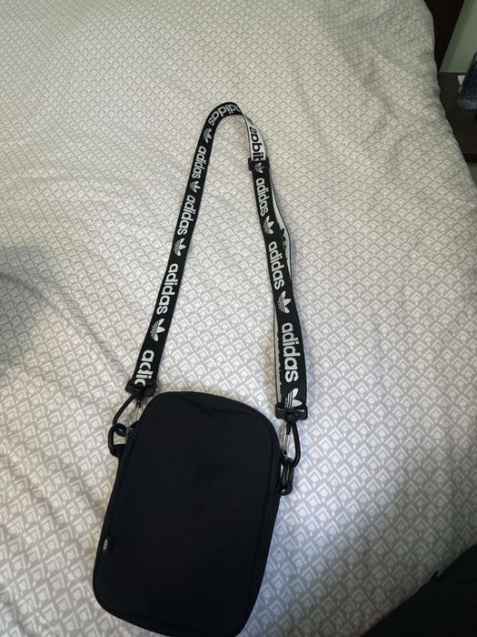 •	Чантичка Adidas crossbody оригинална – отлично състояние