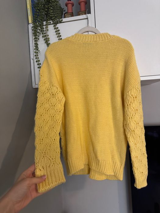 Жълт пуловер плетен About you