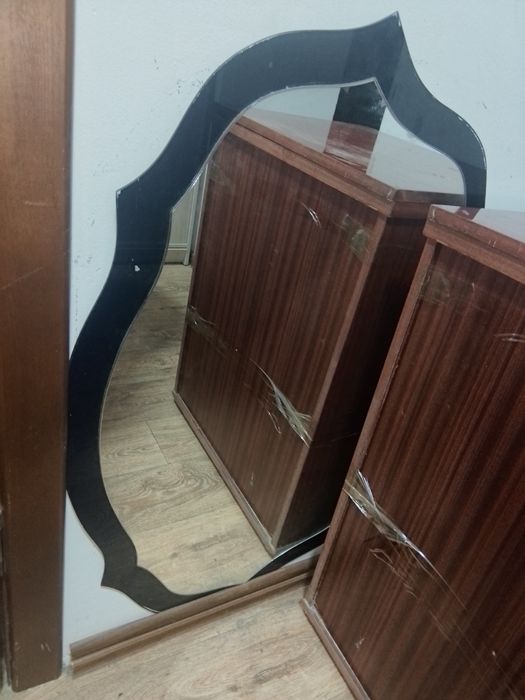 Зеркало над комодом