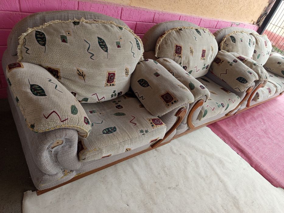 Продам / диван и два кресла / .