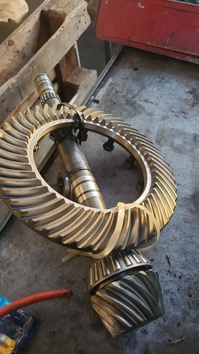 Dezmembrez  tractor Fendt 824