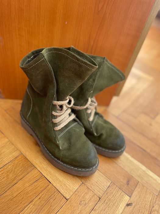 Зелени велурени боти