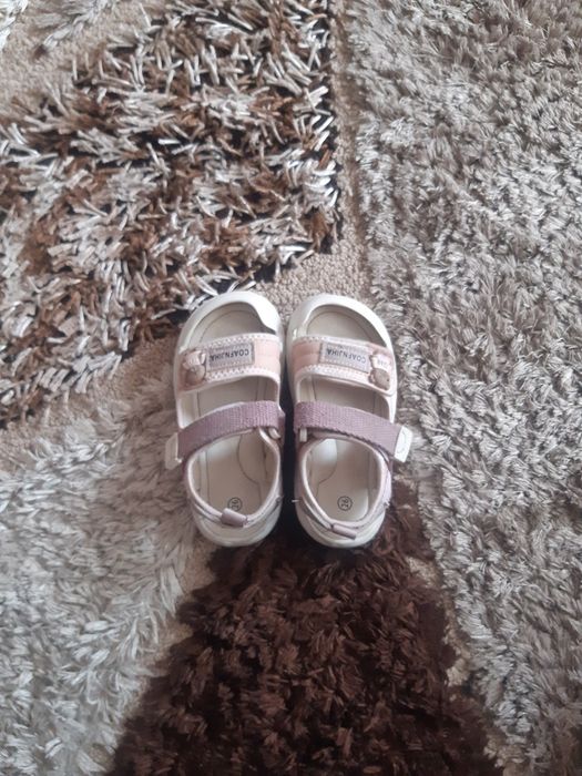 Продам обувь на девочку.