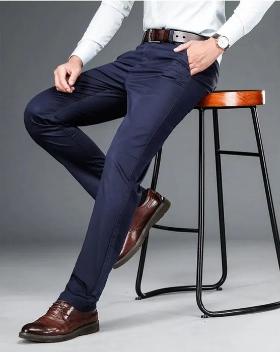 Pantalon albastru regal, nou, nepurtat.