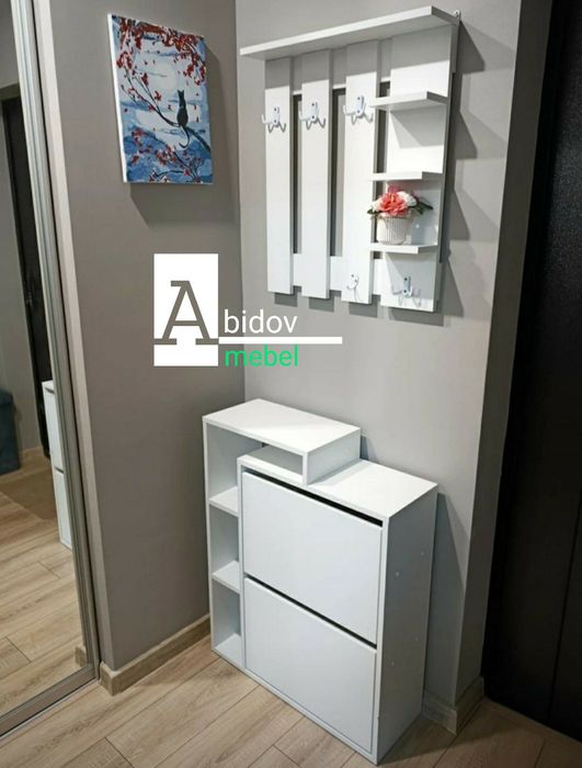 Современная настенная вешалка с полками.