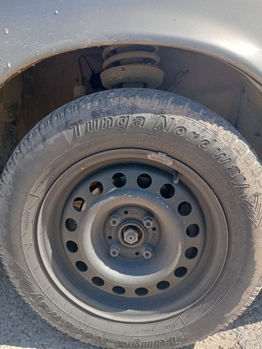 Покрышки зимние продается