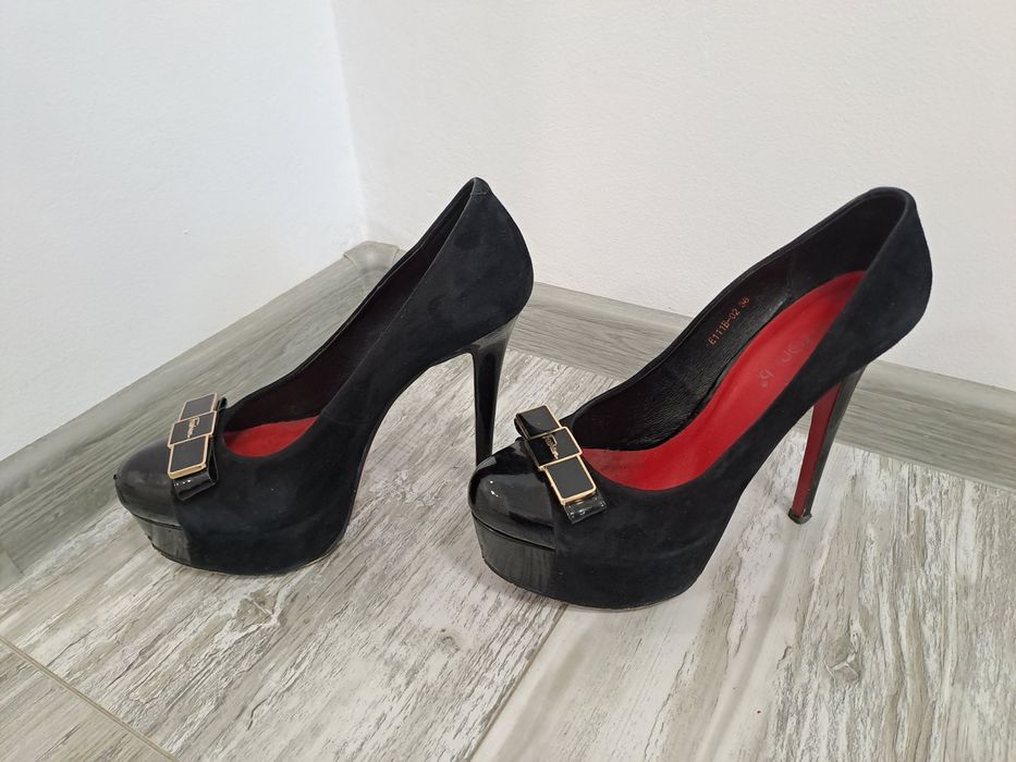 Официални черни дамски обувки на висок ток