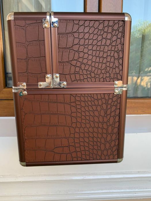 Yengi salon chemodan sotiladi