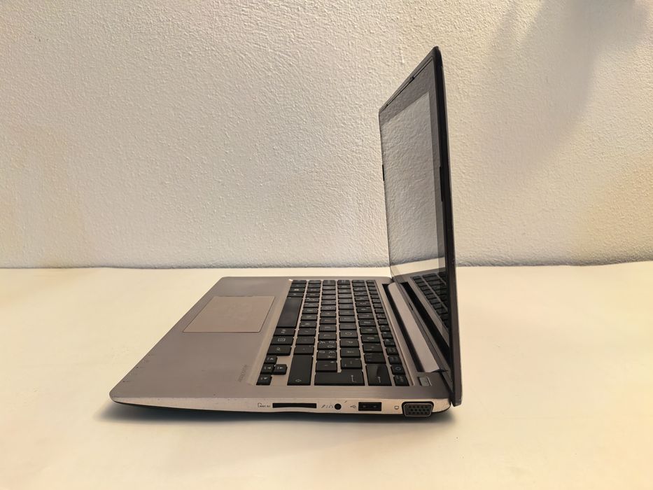 Laptop Asus slim S200E ecran cu touch Intel Celeron 1.50 GHz SSD 128GB 4 GB RAM  windows 11 Pro instalat carcasa aluminiu