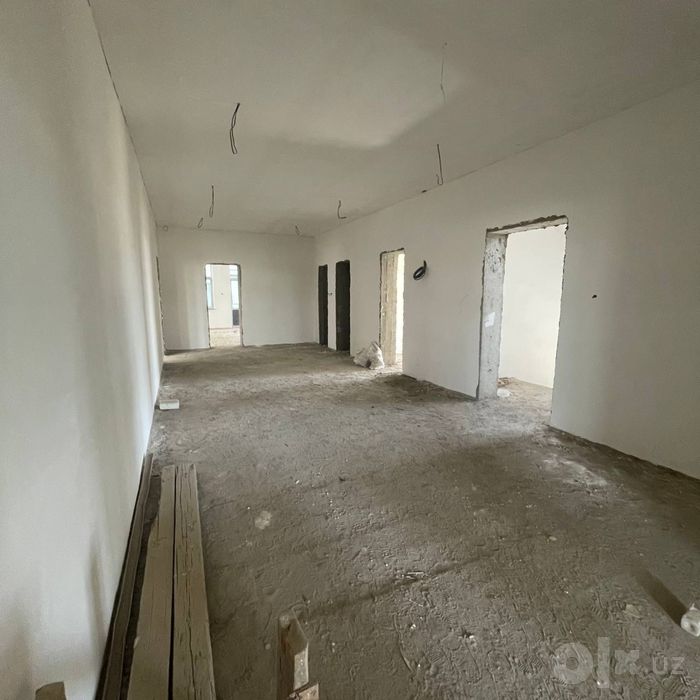 Термиз шаҳри марказида 3 қаватли бино сотилади