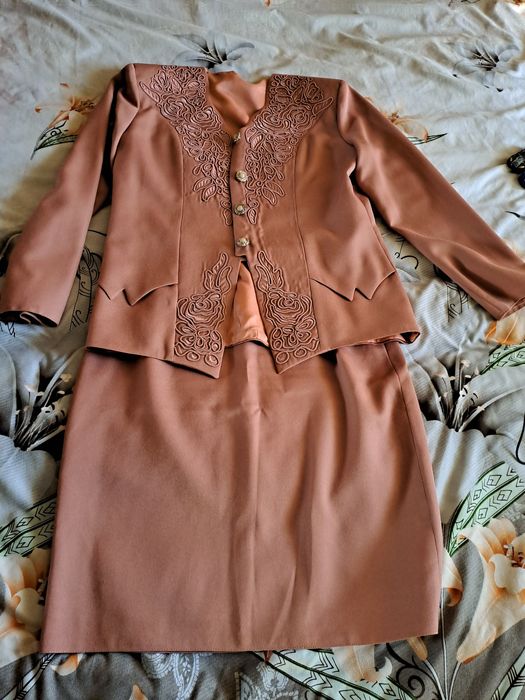 Vând costume dama L