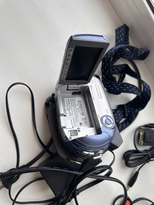 Продам видеокамеру Canon DC210