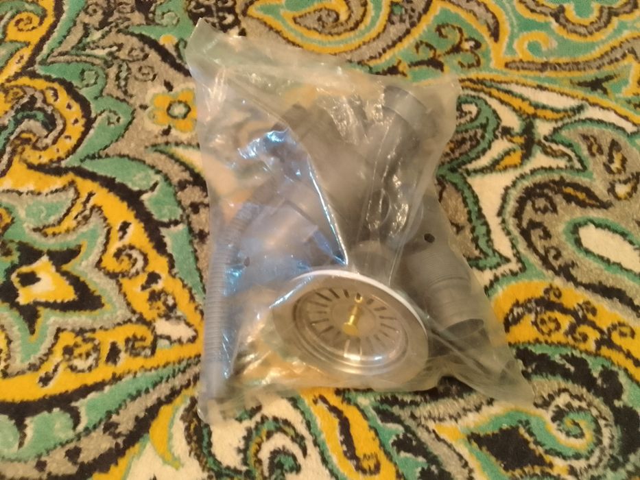 2 столешницы , мойка , слив .