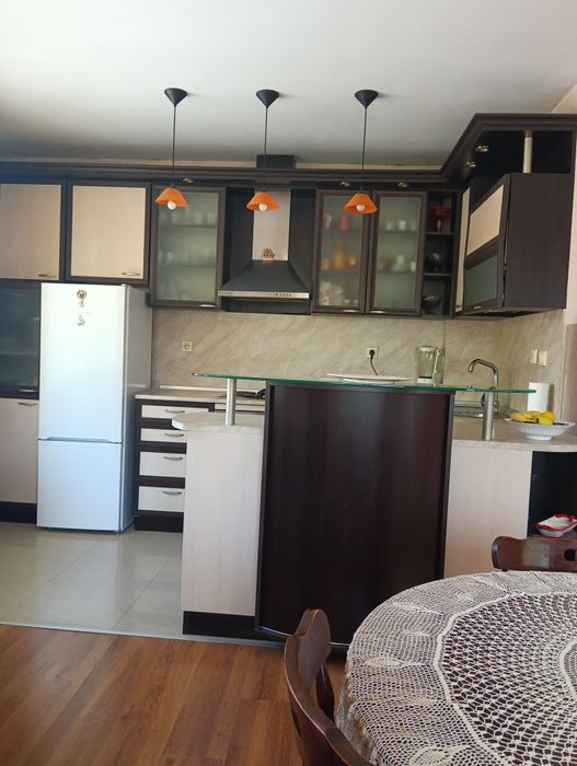 Продава двуетажна сграда жилище и два търговски обекта