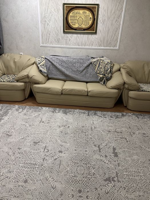 Кожаный диван для гостинной