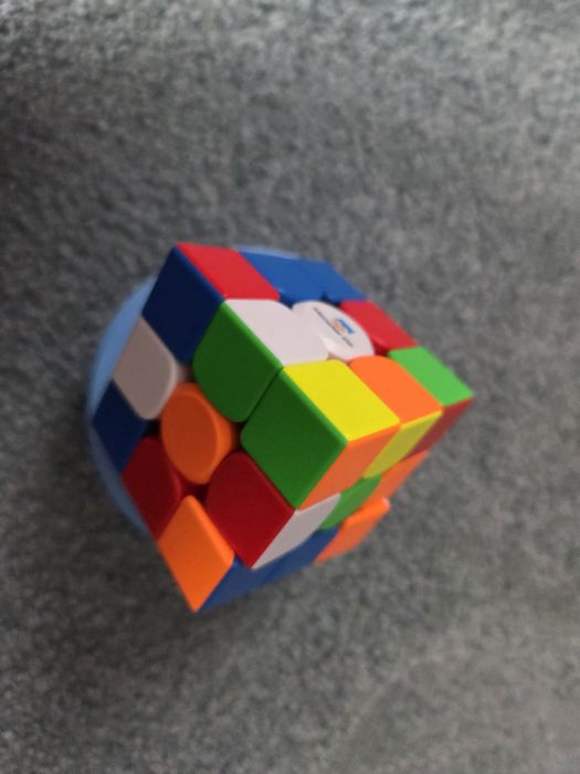 Vând 2 cuburi Rubik