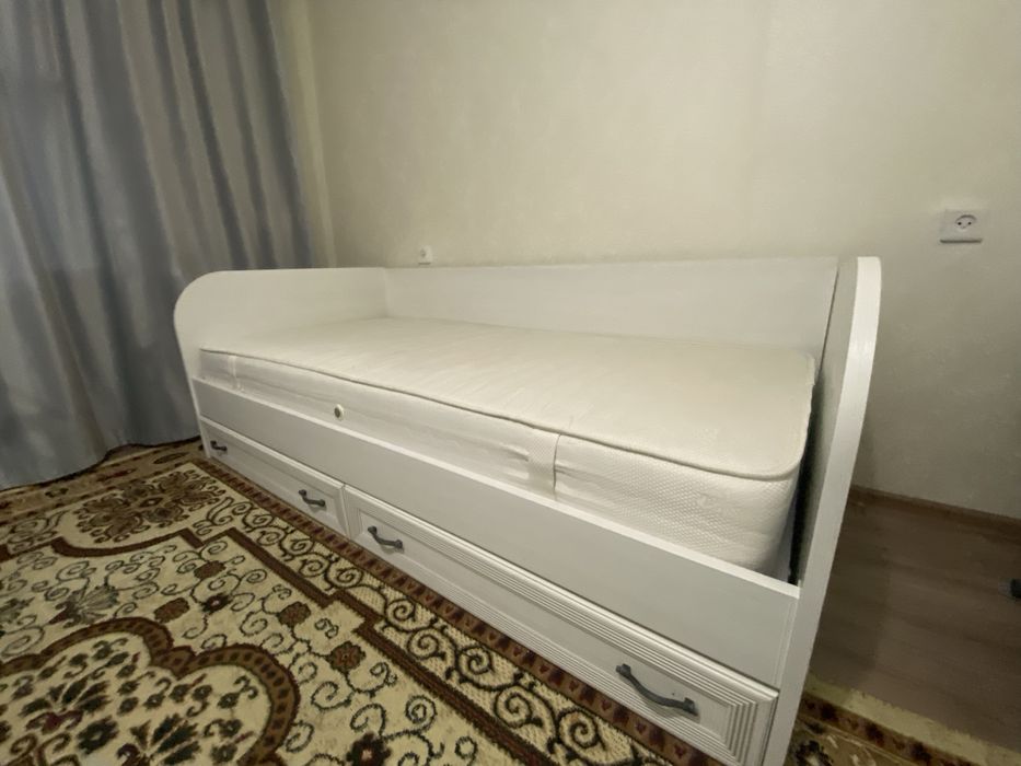 Продам кровать с шкафчиками снизу