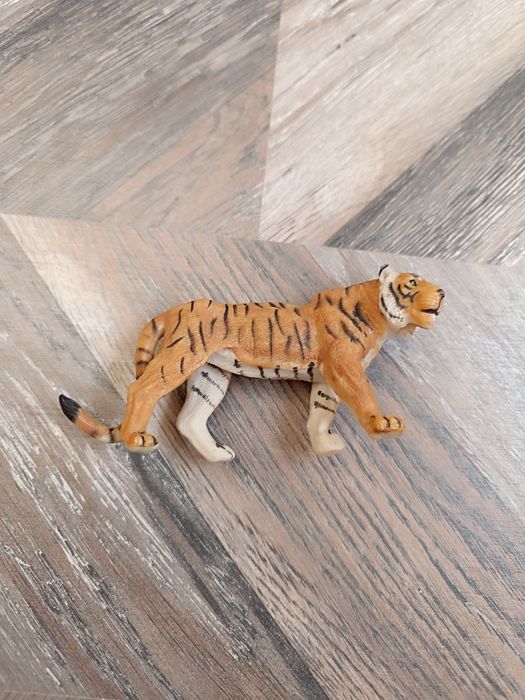 Продам б/у игрушки: фигуры животных