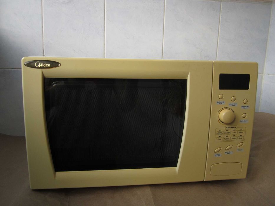 Микровълнова печка с грил Midea - 20 литра, 700W