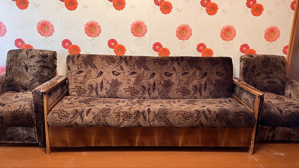 Продаю Диван с двумя креслами