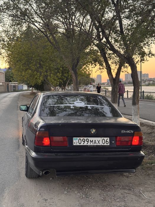 Автомобиль BMW 520I