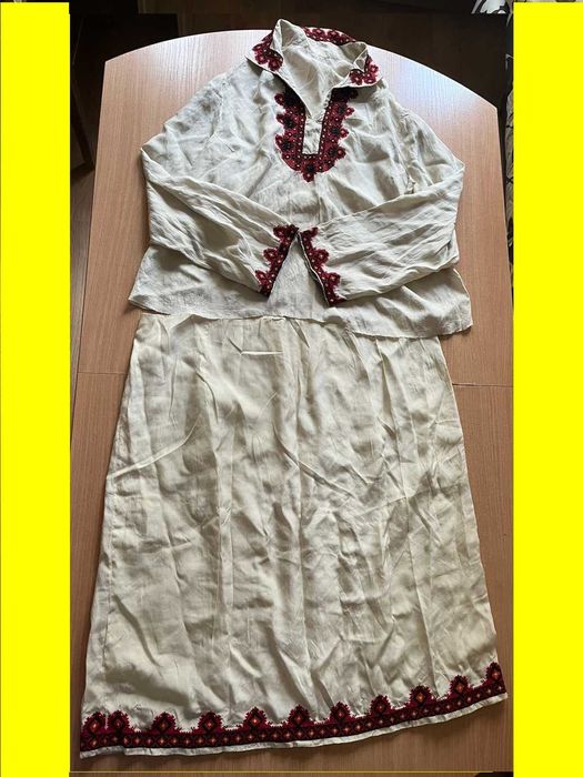 Автентична ръчно Бродирана Народна носия Пола и Риза; Престилка