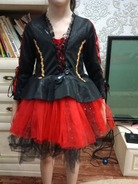 Платья нарядные продаю