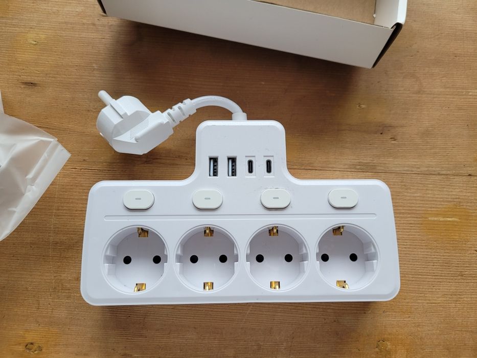 Priza de perete cu comutator și porturi încărcare