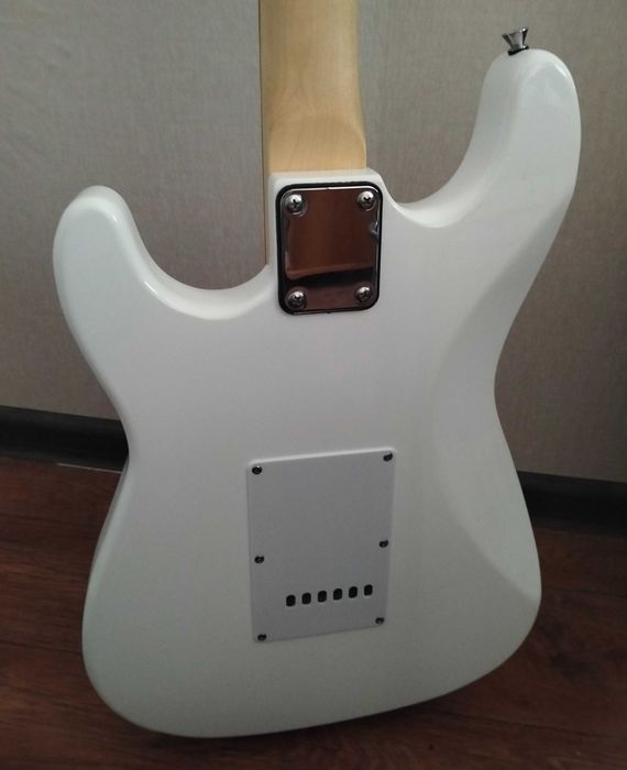 электрогитара белая SSS стратокастер