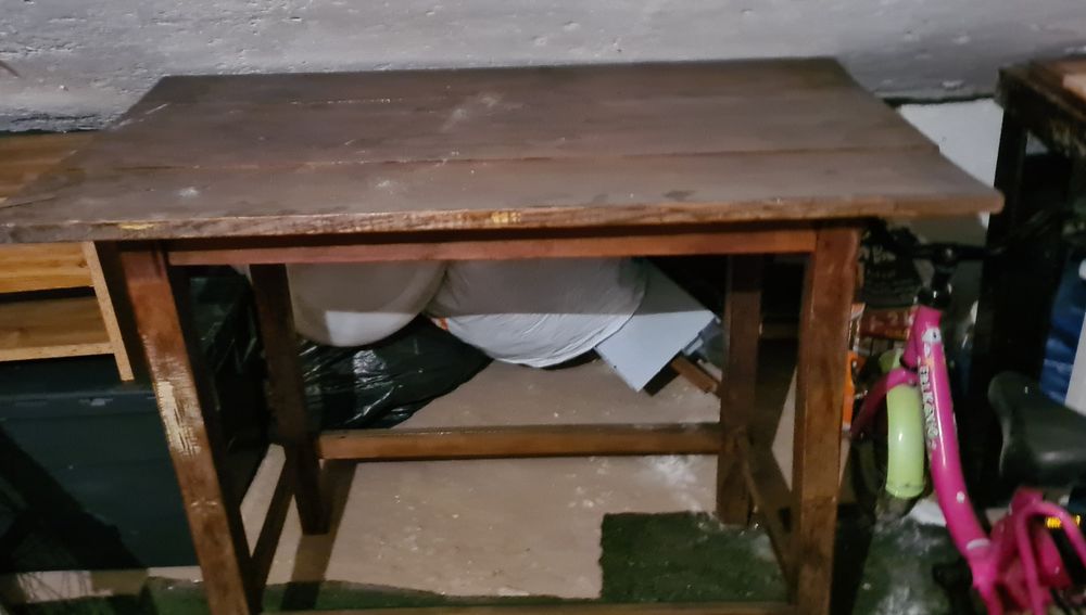 Masă rustică de lemn.