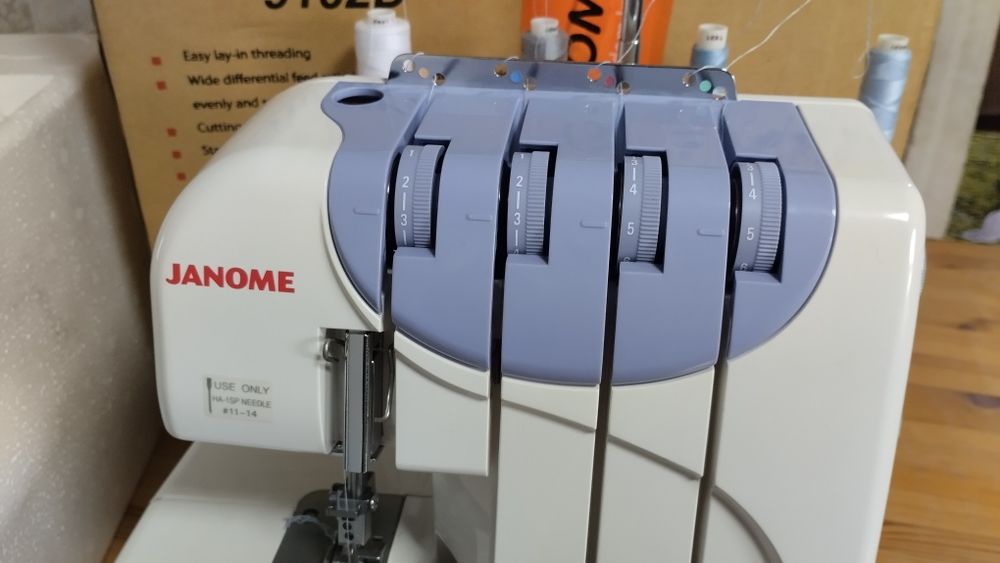 Продам оверлок Janome
