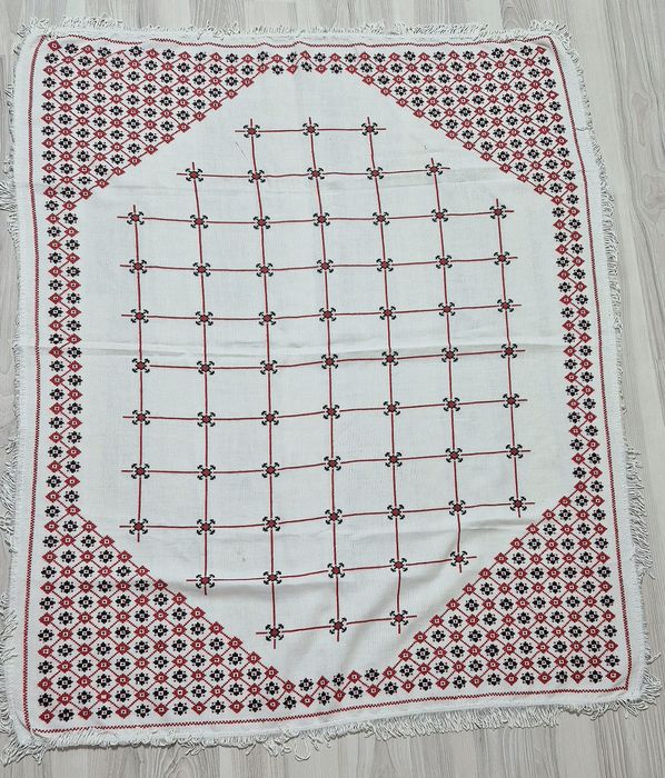 Fata de masa lucrata manual,cu o vechime se 35 de ani