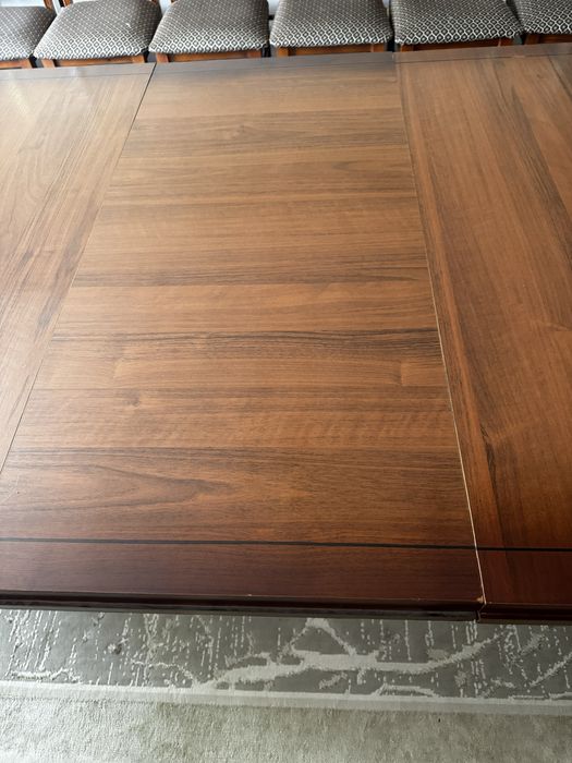 Стол со 16 стульями.