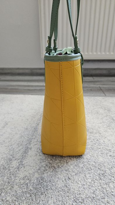 Стилна дамска чанта в цвят горчица с детайли в цвят мента