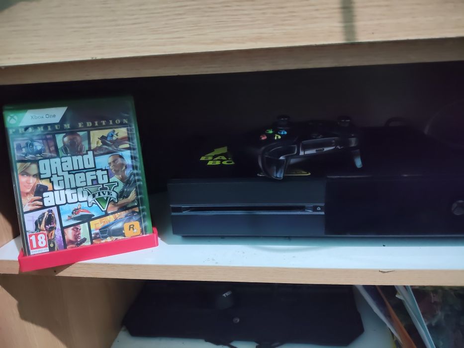Vând Xbox one cu o maneta și toate firele necesare