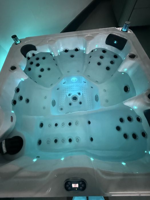 Jacuzzi Exterior/Interior