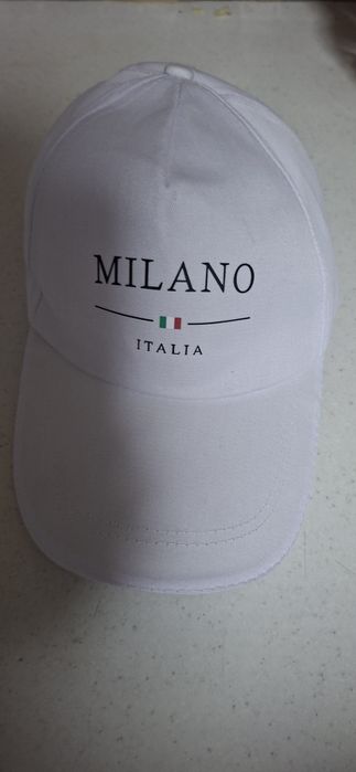 Vând șapca nouă,nu a mai fost purtată  !este originală !!