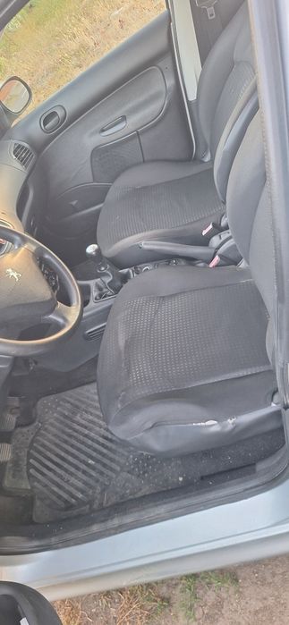 Vând peugeot 206 an 2010 luna 12 motor 1.4 benzina