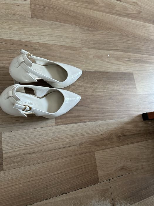 Бели лачени обувки