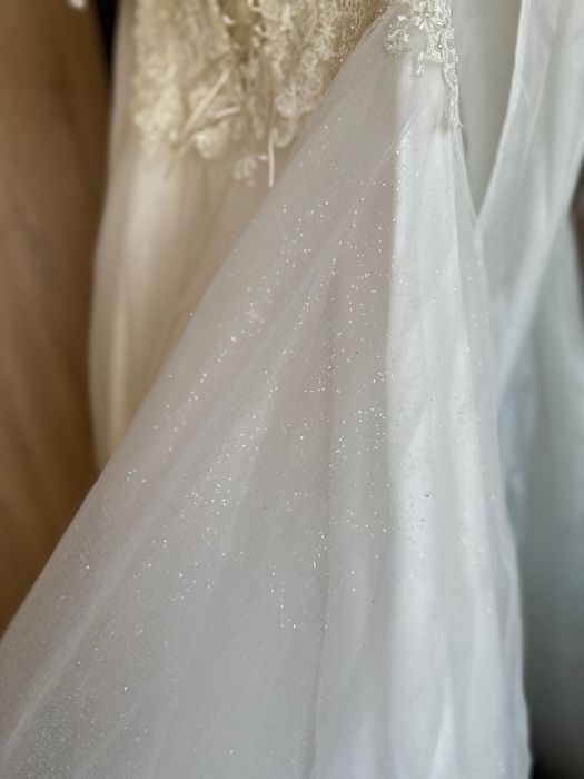 Продавам булченска рокля - снежно бяла с пера.