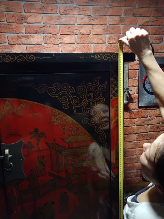 Шкаф деревянный с полками.