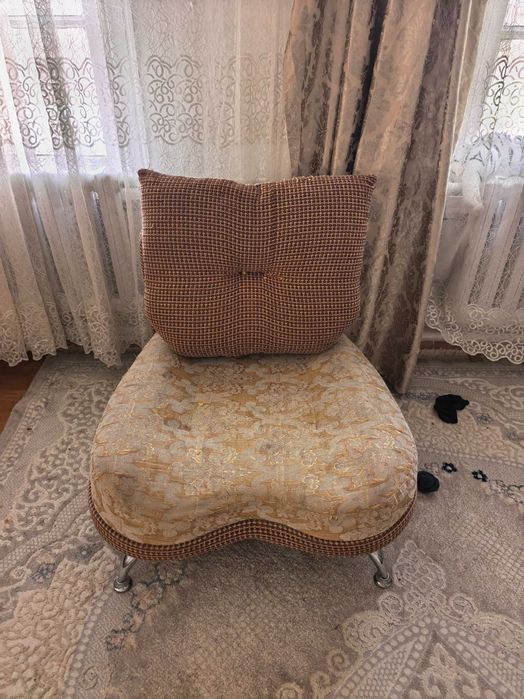 Продам диван, 2 кресла и 2 пуфика