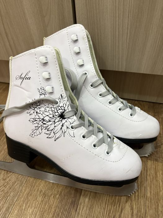 Коньки фигурные. Размер 34