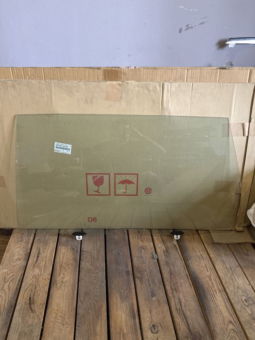 Стекло задней левой двери Toyota