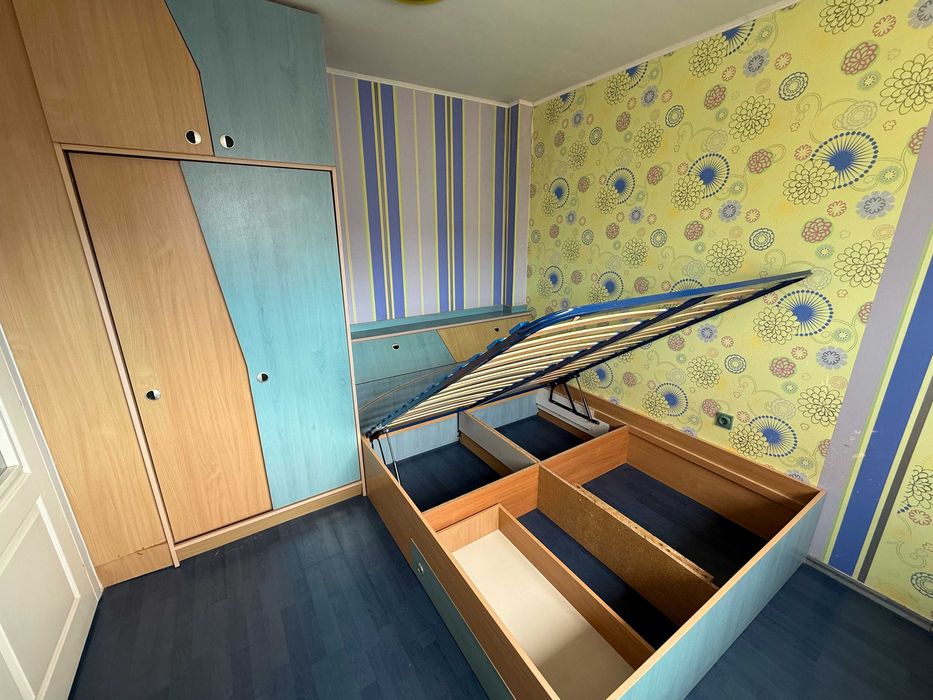 Спалня с гардероб, ракла и повдигаща се скара