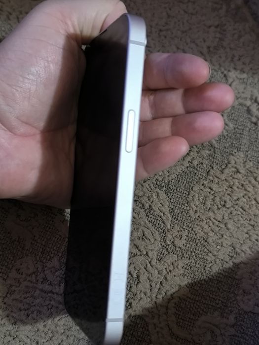 Телефон iPhone 13